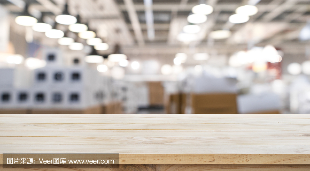 空的木材桌面上模糊商店工廠背景。